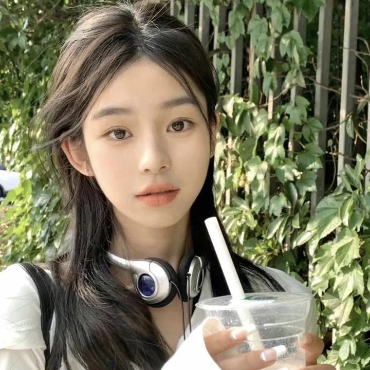 茜色少女